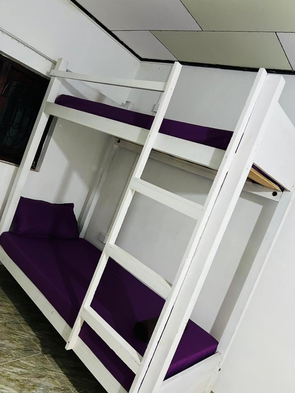 Honey Beach Hostel Негомбо Экстерьер фото