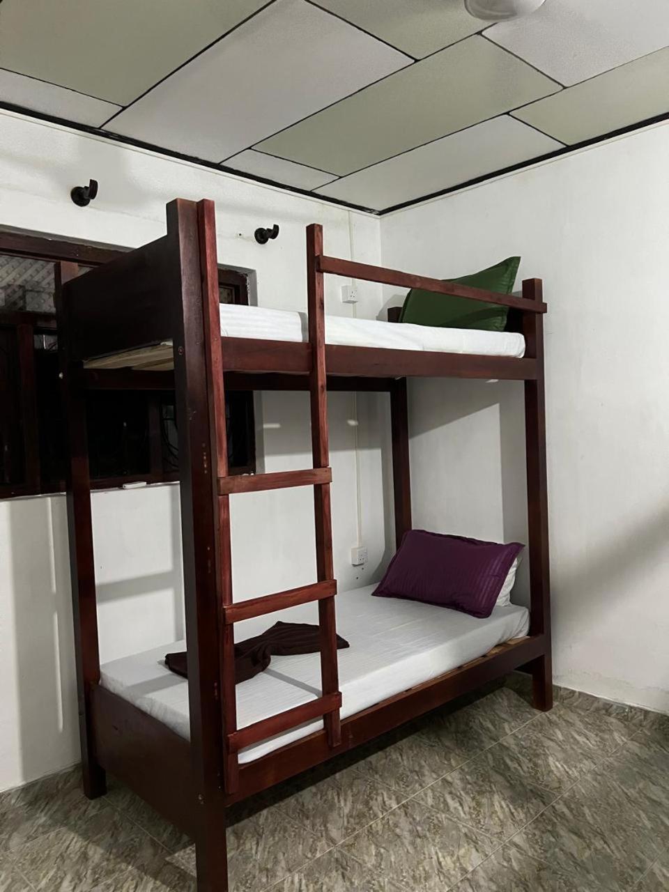 Honey Beach Hostel Негомбо Экстерьер фото