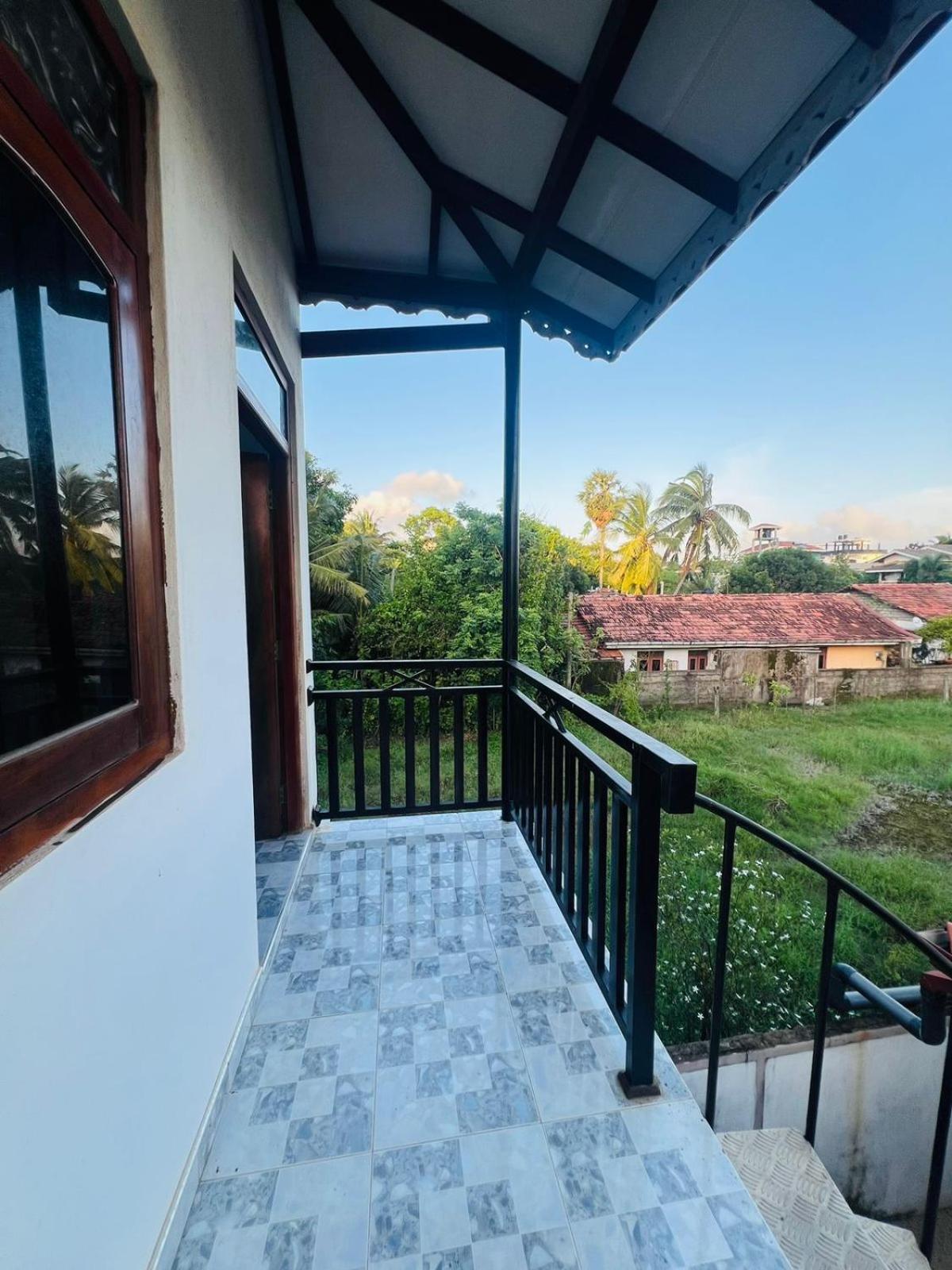 Honey Beach Hostel Негомбо Экстерьер фото