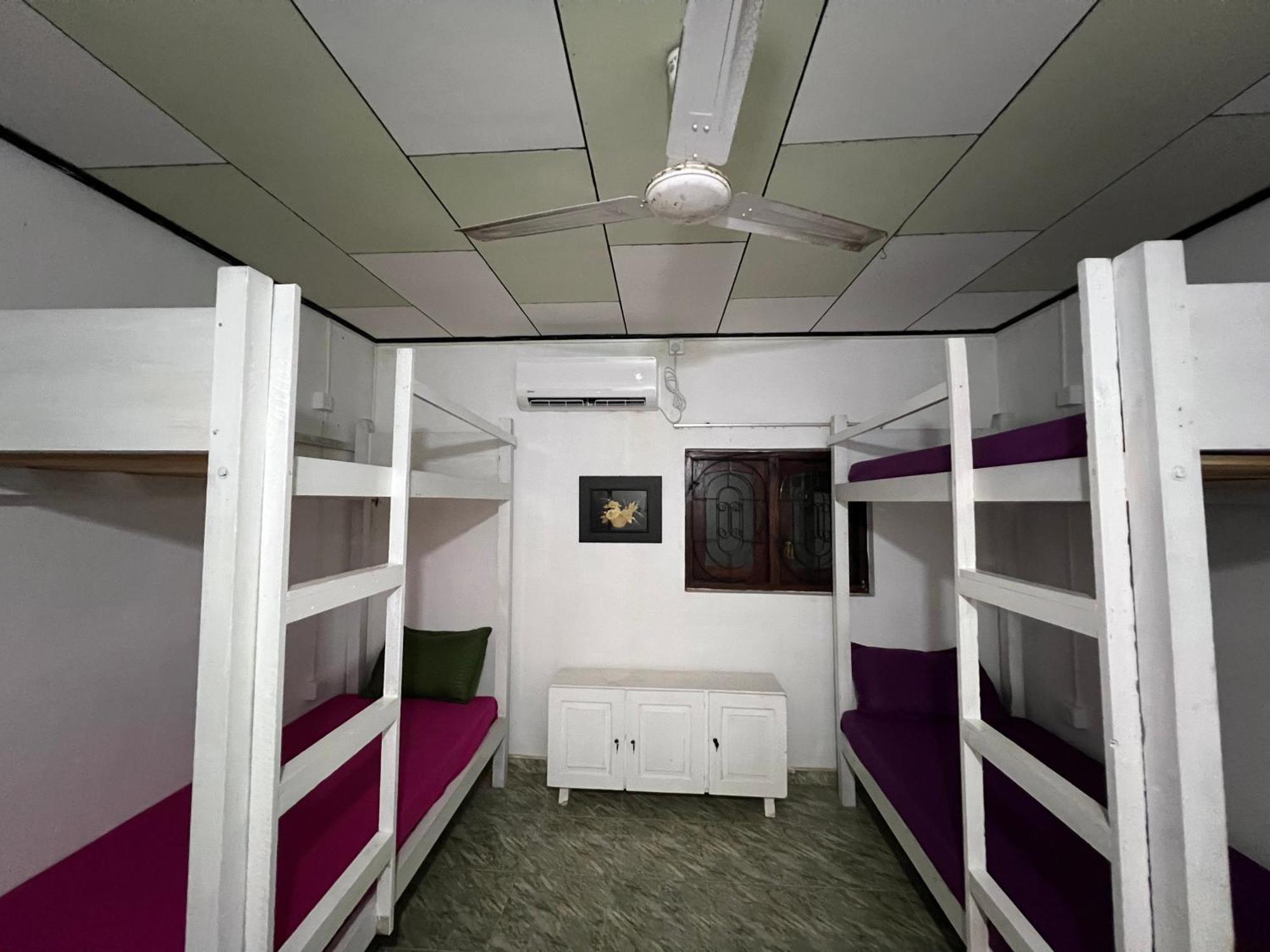 Honey Beach Hostel Негомбо Экстерьер фото