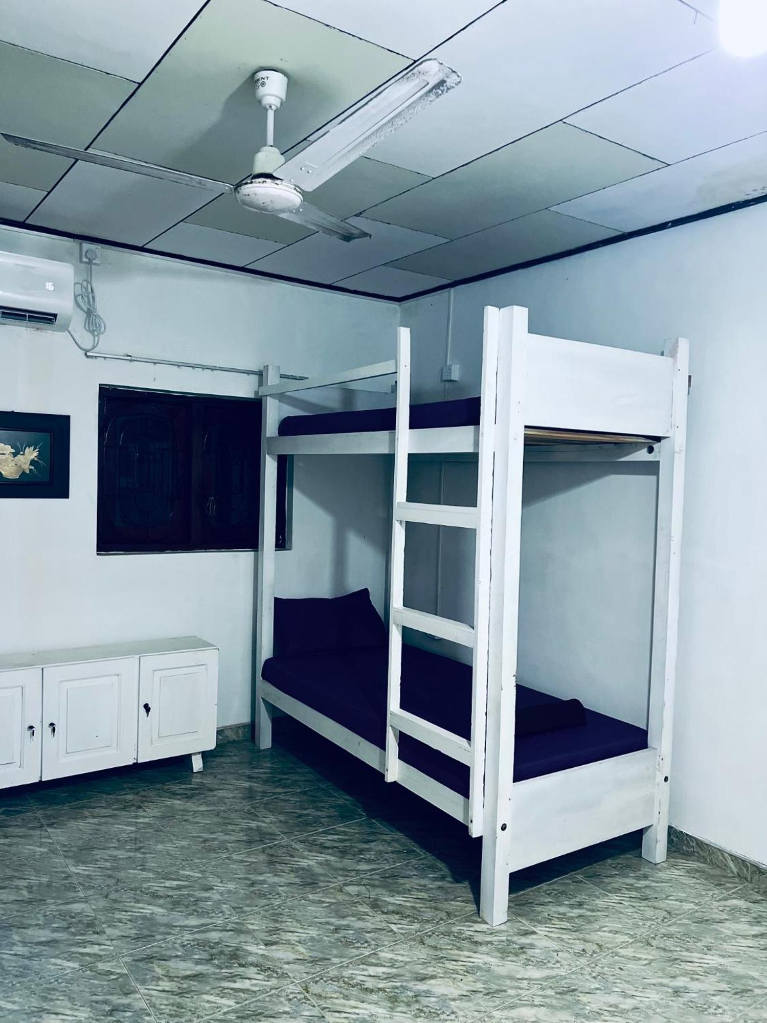 Honey Beach Hostel Негомбо Экстерьер фото